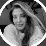 Soy una diseñadora de modas que ama la investigación en tendencias de moda, además me encanta la magia que tiene la buena lectura e introspección del medio en el cual vivimos, mis clases serán dirigidas a quienes quieran enfocar su mente creativa al desar